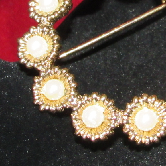 Vintage Goldtone Faux Pearl Brooch Pin 1.5" Diam. - Picture 7 of 8